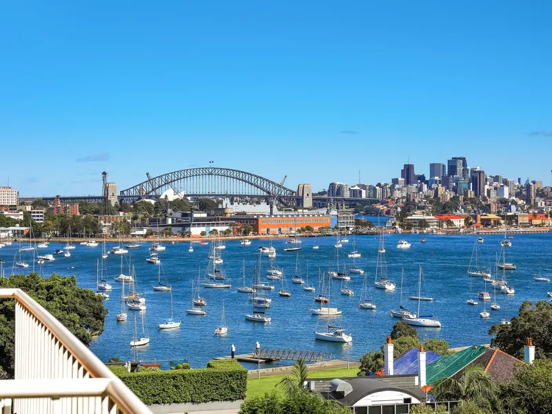 Superb North Facing Apartment with Spectacular Harbour Views