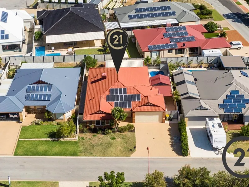 Pool, 4 bed plus study, two patios large family home