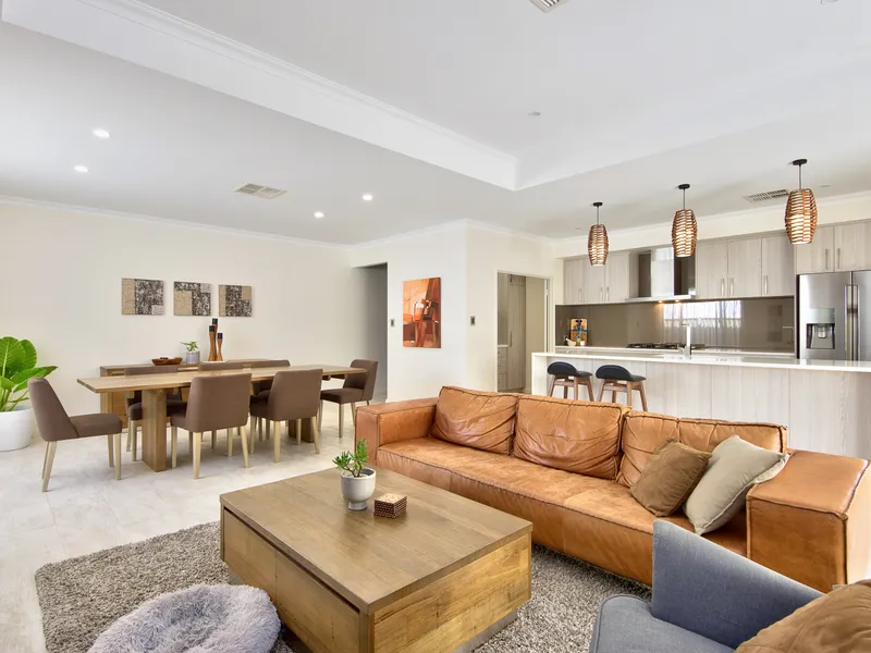 CLASSY COASTAL LIVING!!