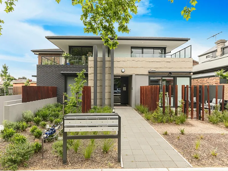 Light and Bright in a Leafy Street!