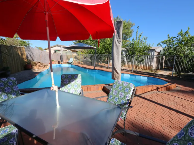 SPACIOUS FAMILY HOME - PRIVATELY SET
