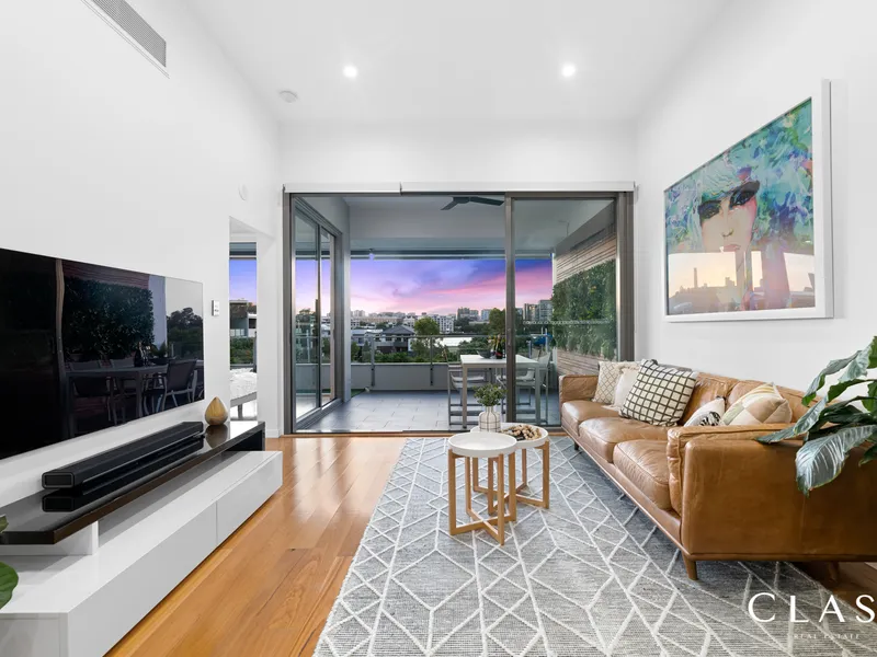 LUXURIOUS TOP FLOOR, 2 BED PLUS STUDY RESIDENCE, STUNNING RIVER PARK AND CITY VIEWS!