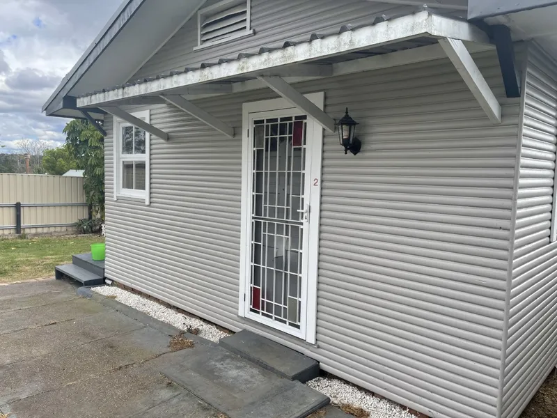 NEAT & TIDY LOW MAINTENANCE FLAT