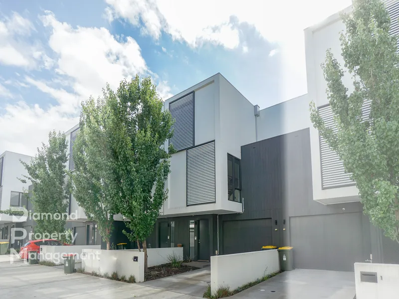 Stylish Modern Townhome At A Prime Location