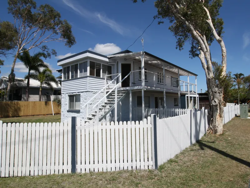 UPSTAIRS UNIT - WALK TO THE BEACH
