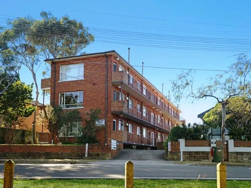 CENTRALLY LOCATED ONE BEDROOM APARTMENT