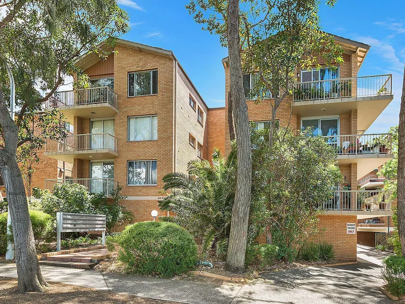 Bright & Affordable Top Floor Apartment