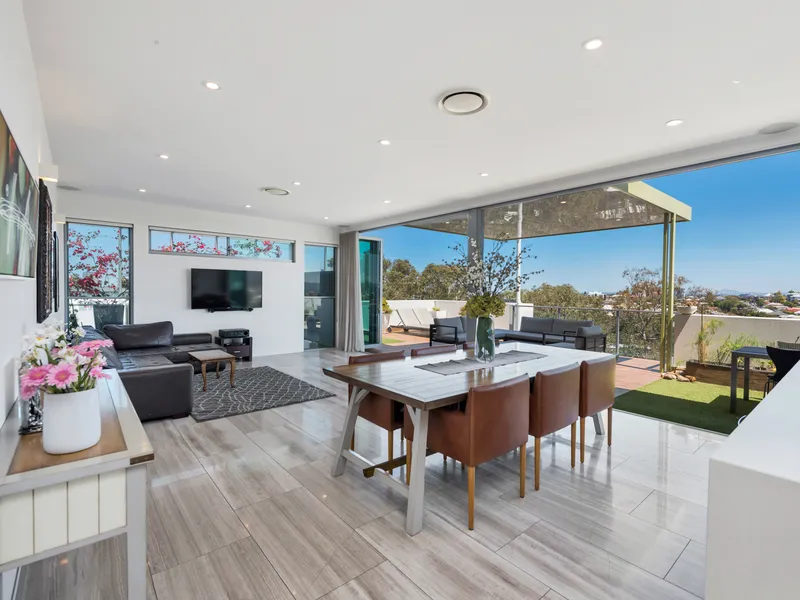 Stunning Top Floor Apartment - 3 Bedroom 2.5 Bathroom 3+ Car