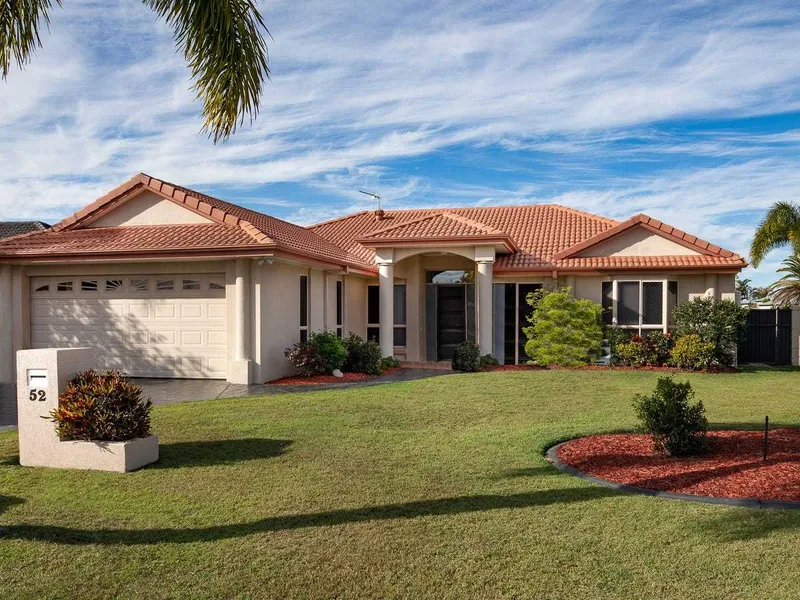 Family Oasis Home in Helensvale - 4 Bed, 2 Bath, 2 Car Spaces with Pool!