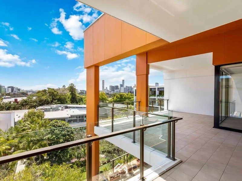 UNIQUE TOP FLOOR APARTMENT WITH IMPRESSIVE VIEWS