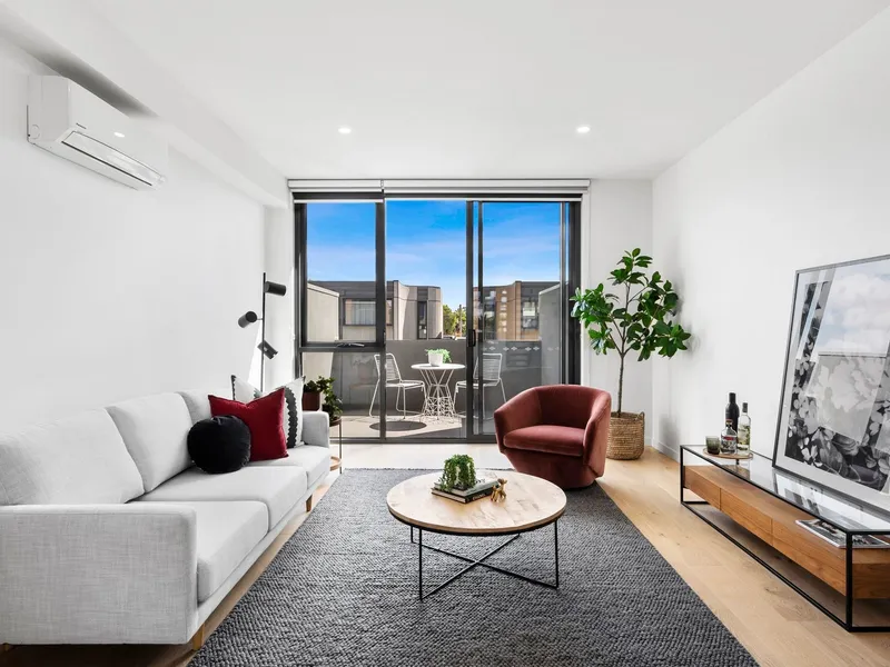 STONE'S THROW TO PAKINGTON STREET