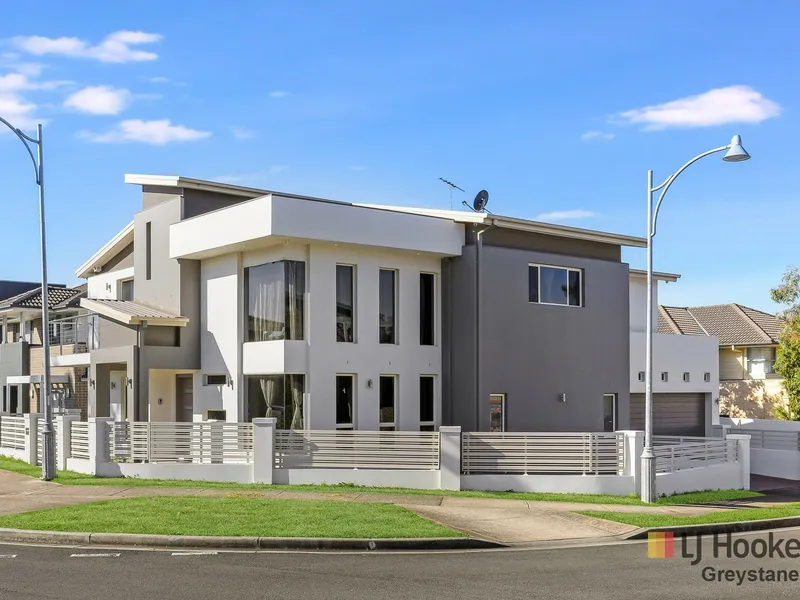 AUCTION - STYLE, SIZE AND ELEGANCE ON DRIFTWAY - BOOKING ESSENTIAL