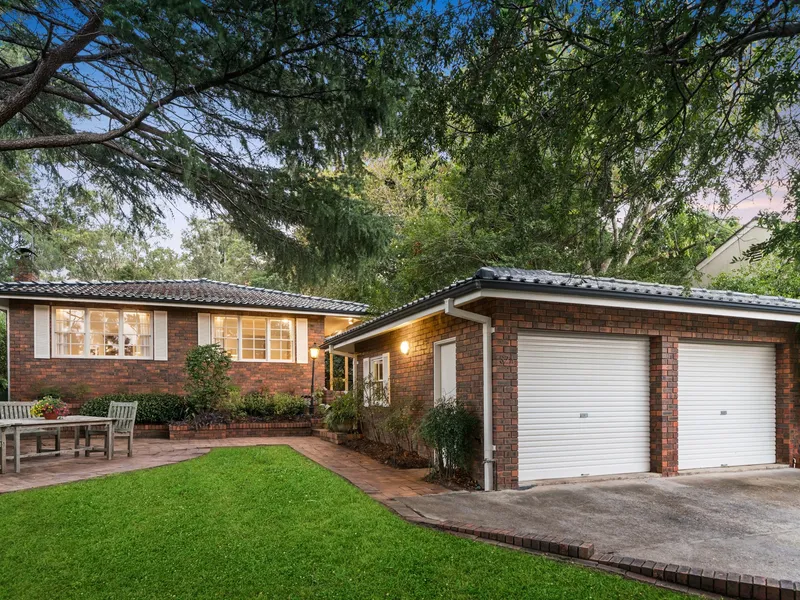 Spacious 4 bedrooms + study family Home - Walk To Rail