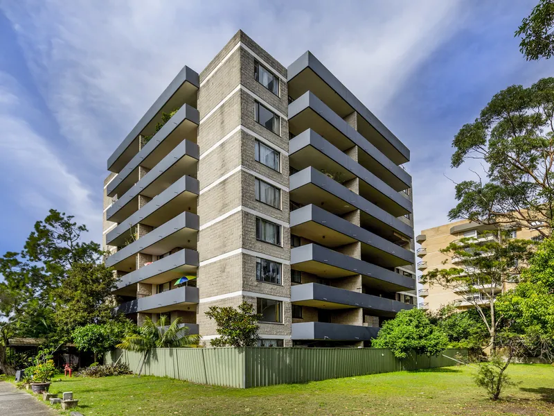 Spacious 2 Bedroom Apartment with 2 Balconies
