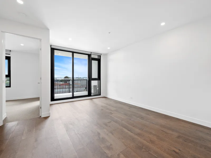 SPACIOUS 1 BEDROOM APARTMENT IN THE VILLAGE - GET AMONGST IT