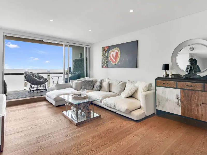 Spacious One Bedroom Apartment with Study Room