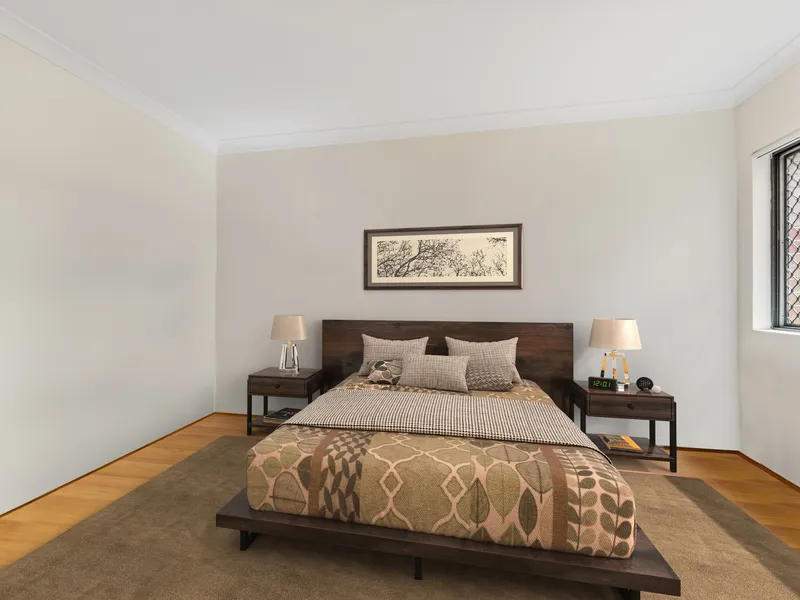 SPLIT LEVEL APARTMENT IN GREAT LOCATION!