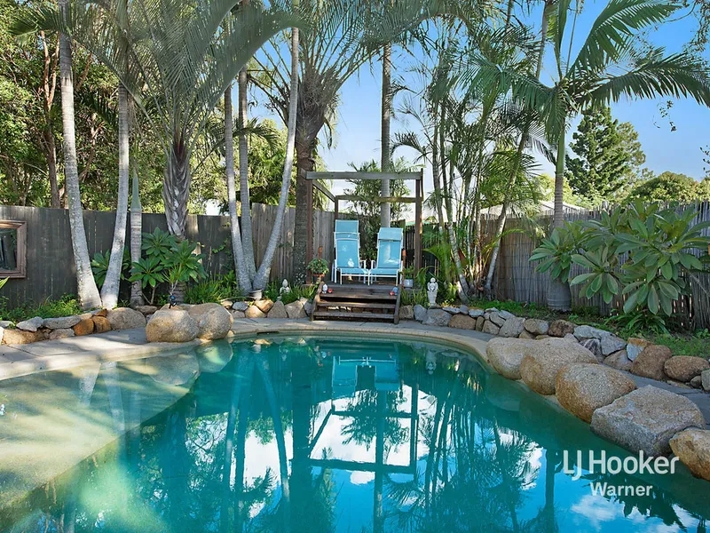 BACKING ONTO TREES, WALK TO SCHOOLS, SOLAR & ENTERTAIN IN THE POOL!!