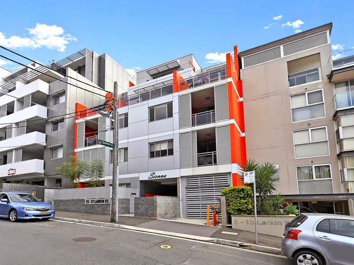 SPACIOUS TOP FLOOR 3 BEDROOMS SPLIT LEVEL APARTMENT