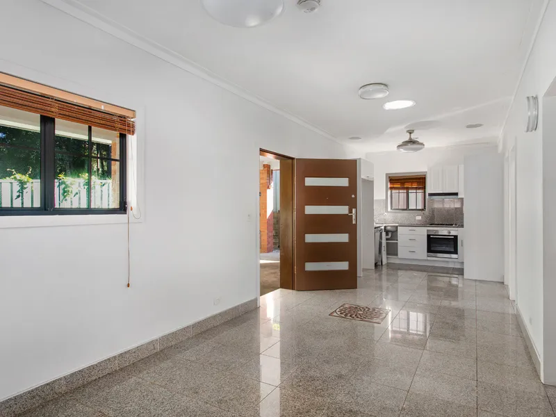 2 Bedrooms & 2 x bathrooms & single lock up garage