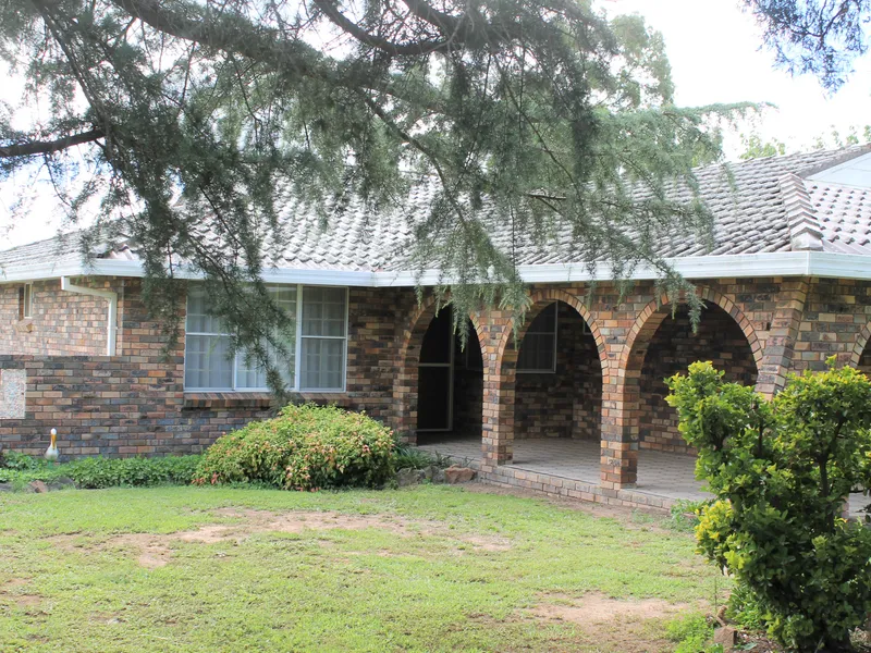 GREAT BRICK HOME ON approx. 1467m2 BLOCK