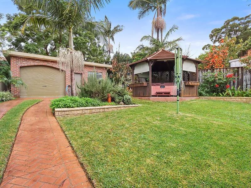 Exquisite Full Brick McRaes Estate Home: Owner-Occupied Since 1988, Light-Filled, Flexible Spaces, Double Garage, Outdoor Spa & A Landscaped Yard.