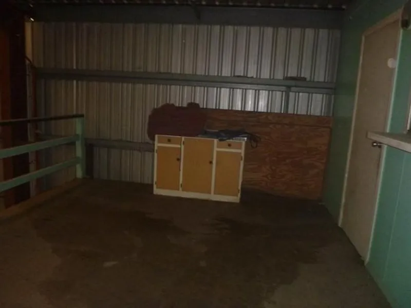 LARGE SHED & OPEN SHED LOCATED CLOSE TO HIGHWAY !