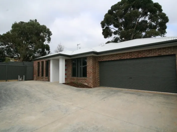 Stunning Townhouse! Ducted Cooling & Heating, Open Plan, Ensuite, Double Garage.