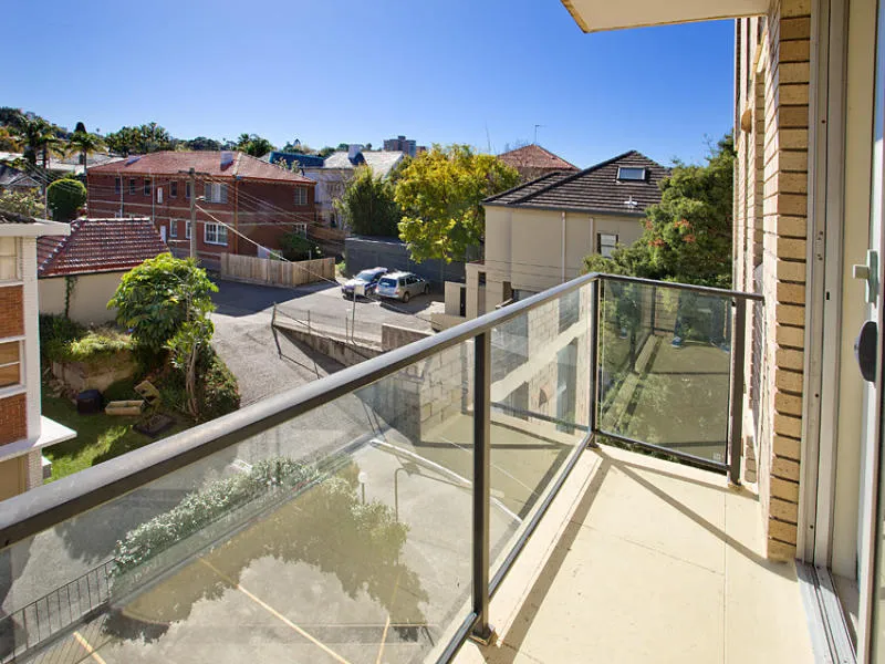 LARGE SUNNY APARTMENT + WORKING AREA + INTERNAL LAUNDRY + PARKING 