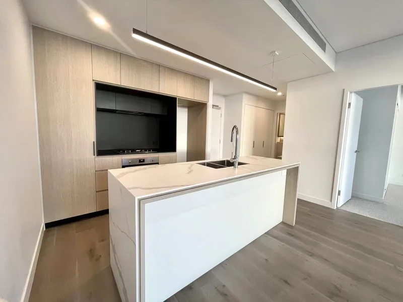 Spacious 1 Bedroom Apartment & Nearly Brand New & Kitchen Island & Swimming Pool & Gym & 1Min Walking to Train Station and Metro