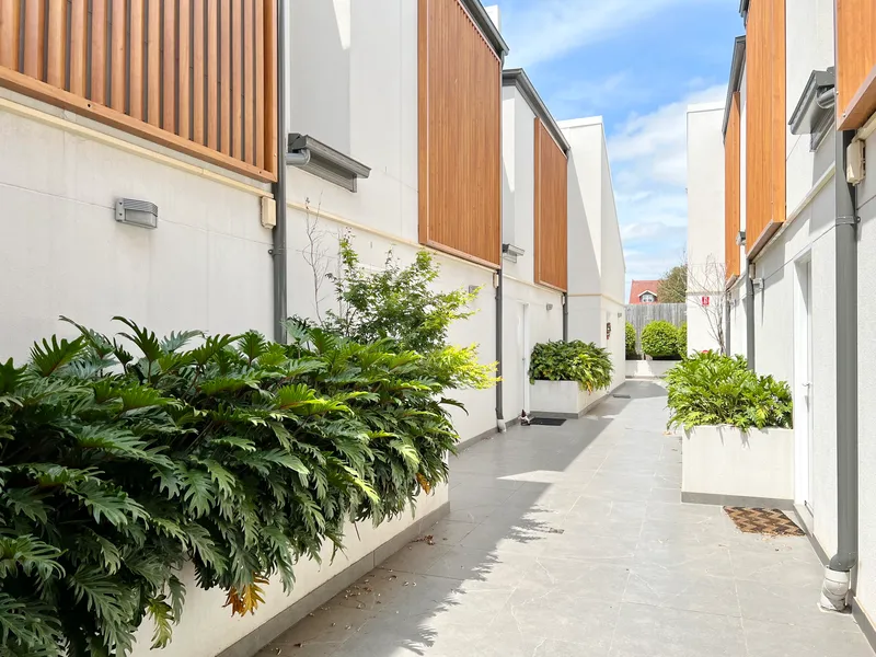 A Great Townhouse With 3 Bed Plus Study In Good location!