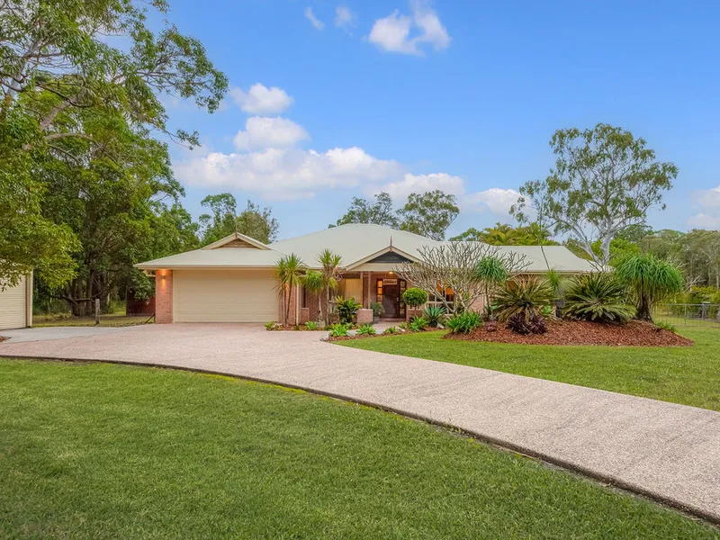Outstanding property on a flat acre, backing onto nature reserve!