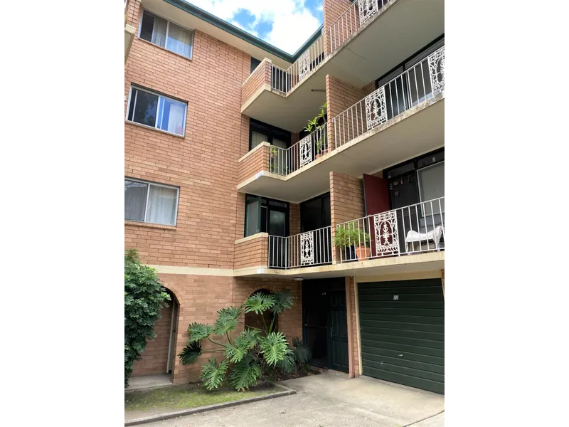 Renovated 2 Bedrooms Unit within minutes walks to Flemington Station