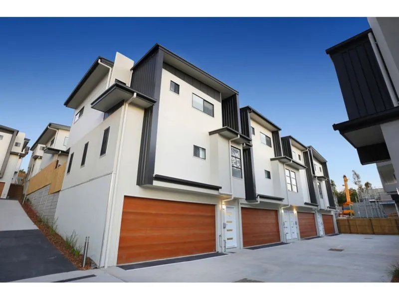 MODERN & PET FRIENDLY TOWNHOUSE WITH DUCTED AIR !