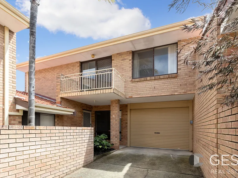 STUNNING 3 BEDROOM TOWNHOUSE!!