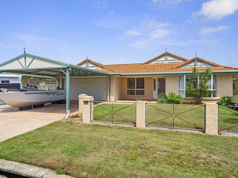 5 beds + 4 cars + pool in quiet cul-de-sac HURRY!