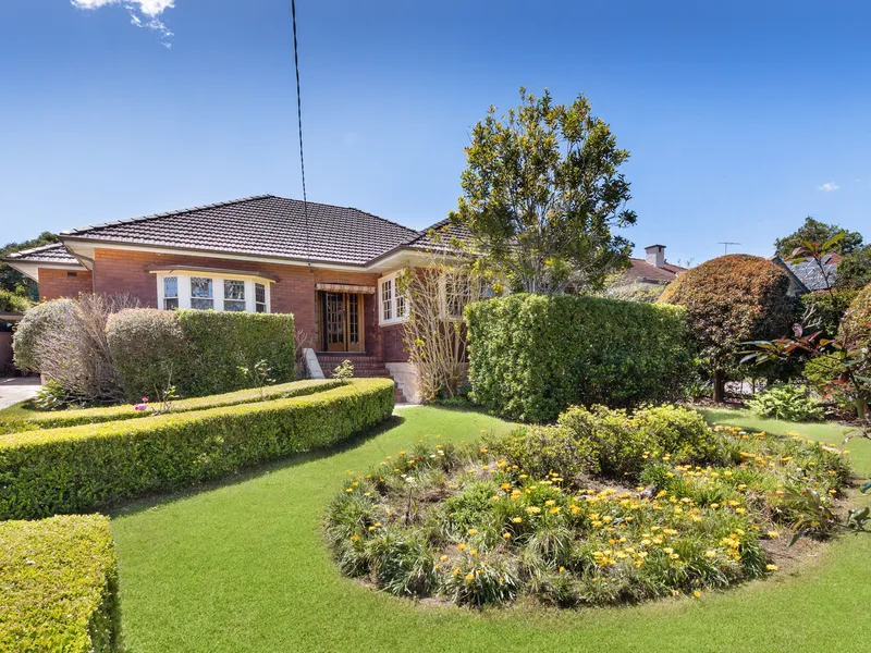 Dress circle potential, original bungalow on a superb 961sqm