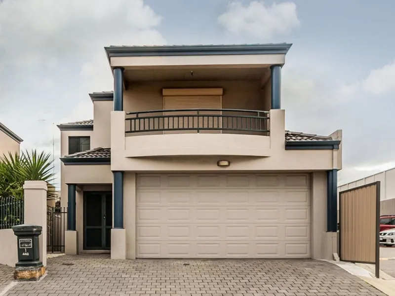 EASY CARE LIVING IN GREAT LOCATION!!