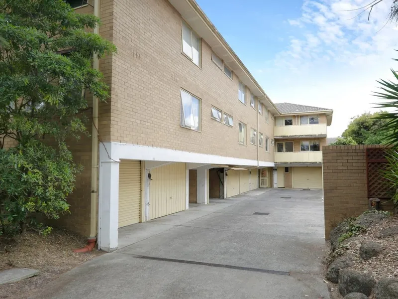 Convenience location! Box Hill High School Zone!