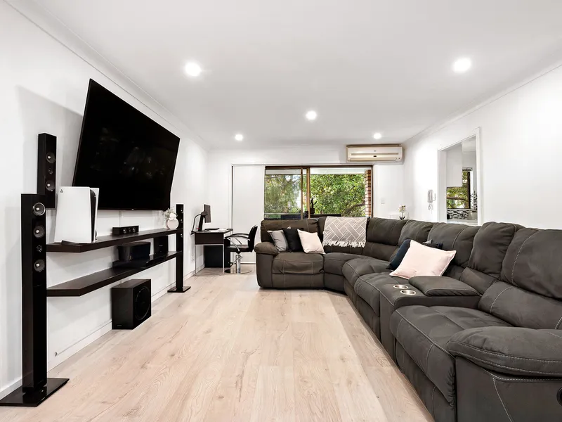 Secure top floor apartment in convenient location