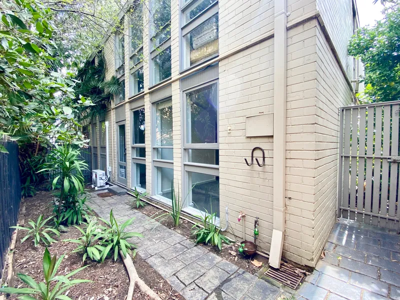 ONE BEDROOM APARTMENT WITH COURTYARD   | HODGES CAULFIELD