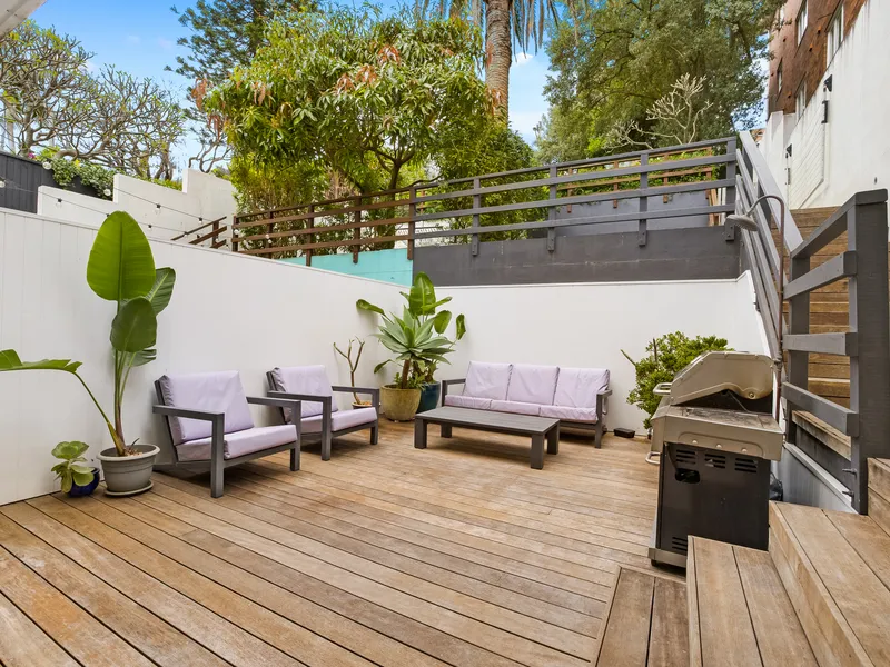 Sun-Soaked Entertainers' Apartment Steps To Tamarama Beach