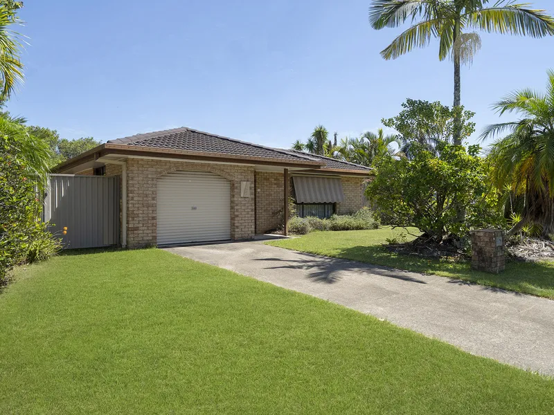 CENTRAL HELENSVALE HOME w/ POOL