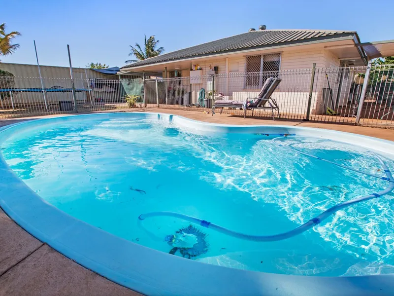 3x1 HOME IN MILLARS WELL WITH BELOW GROUND POOL!