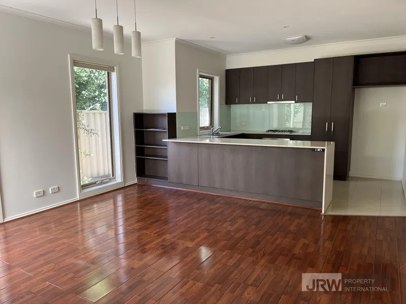 REFRESHED 4 BEDROOM TOWNHOUSE WITHIN WALKING DISTANCE TO MONASH