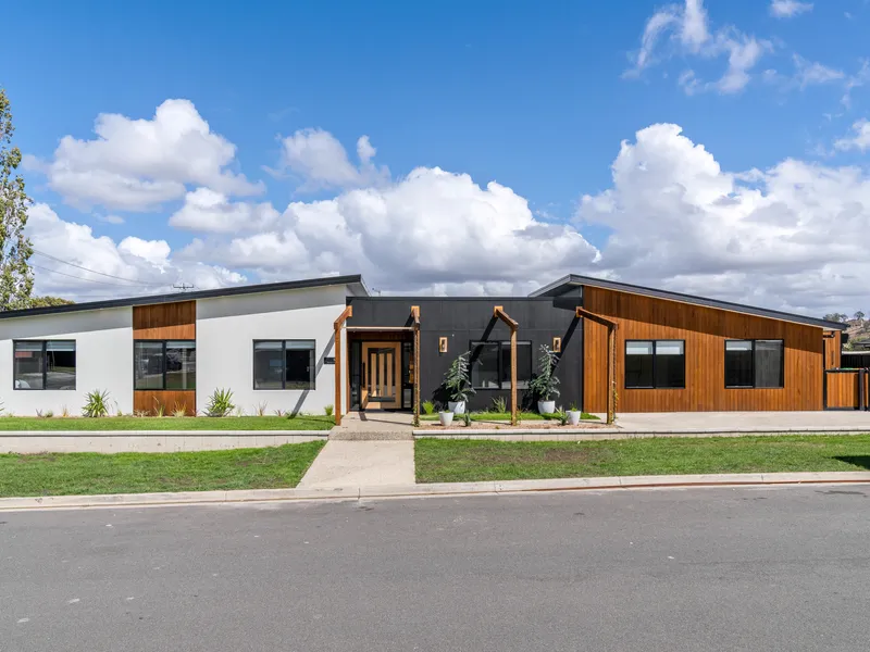 Beautiful family residence, multiple living rooms, separate workshop & garage