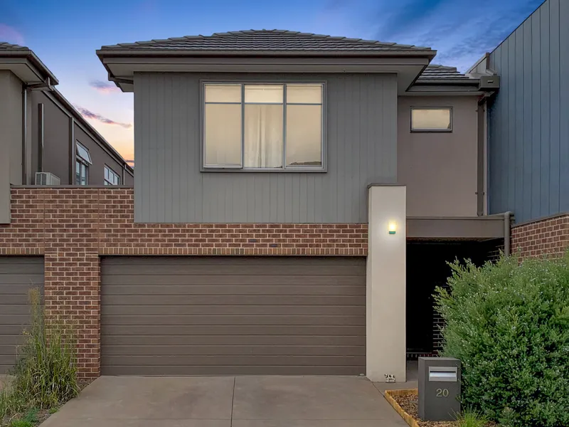 Easy-care Larger Than Average Modern Townhouse. 