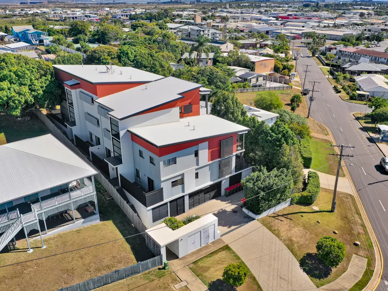 Executive Apartment With Extraordinary Views!!