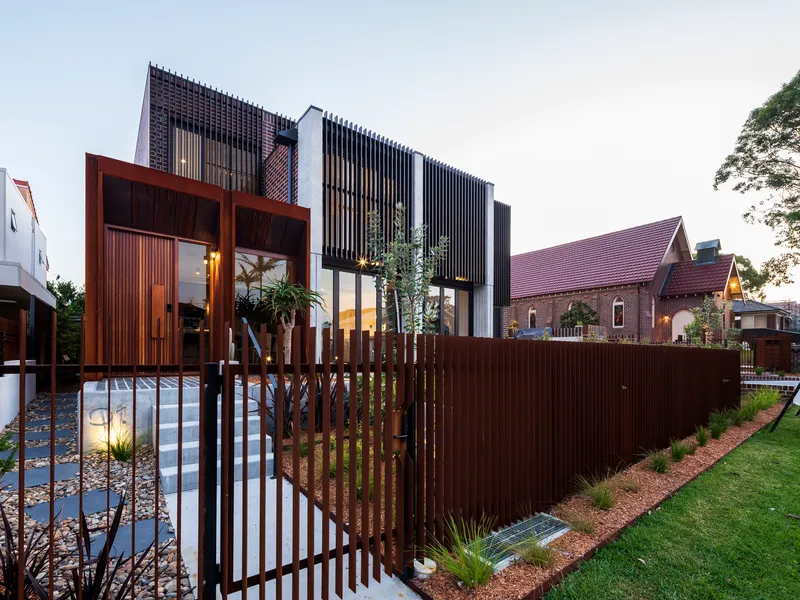 EXCLUSIVE LUXURY RESIDENCE OF HOUSE-LIKE PROPORTIONS IN PRESTIGIOUS SOUTH CRONULLA