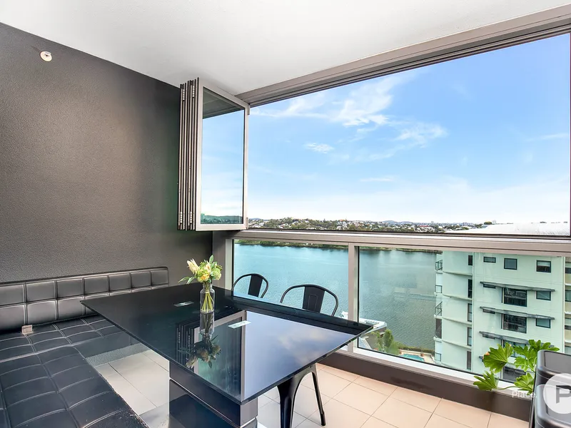 Spacious High Floor Apartment with River City Views